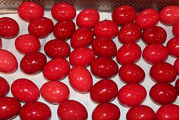 Rot gefärbte Eier.